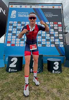 Biegaczka na podium serii triathlonowej po medalowym występie - plan treningowy biegowy IM Inspiration