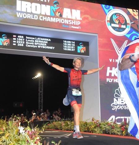 Zawodniczka świętuje metę na Mistrzostwach Świata IRONMAN w Konie na Hawajach - plan treningowy IRONMAN IM Inspiration