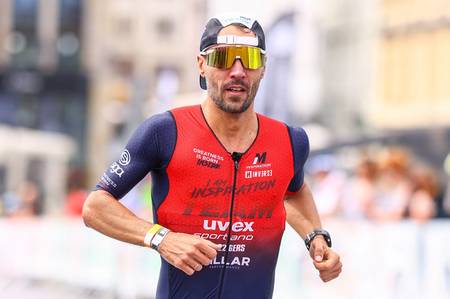 Triathlonista na biegowej części maratonu IRONMANA przez ulice miasta - plan treningowy IRONMAN IM Inspiration