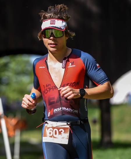 Młody triathlonista na biegowej części zawodów w stroju I AM INSPIRATION - plan treningowy triathlonu dla młodzieży IM Inspiration