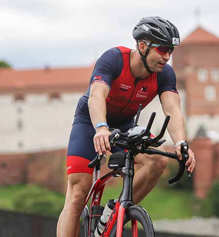 Triathlonista na kolarskiej części szosowych zawodów triathlonowych - plan treningowy kolarski triathlonu IM Inspiration