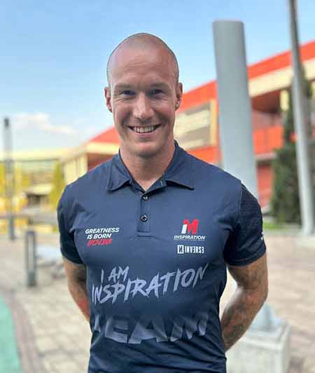 Sportowiec wytrzymałościowy w koszulce polo I AM INSPIRATION - plan treningowy z trenerem IM Inspiration