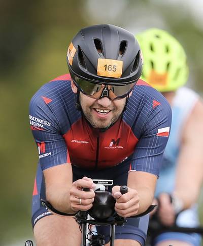 Kolarz w kasku aero na rowerze czasowym na kolarskiej części IRONMANA - plan treningowy kolarski IRONMAN IM Inspiration